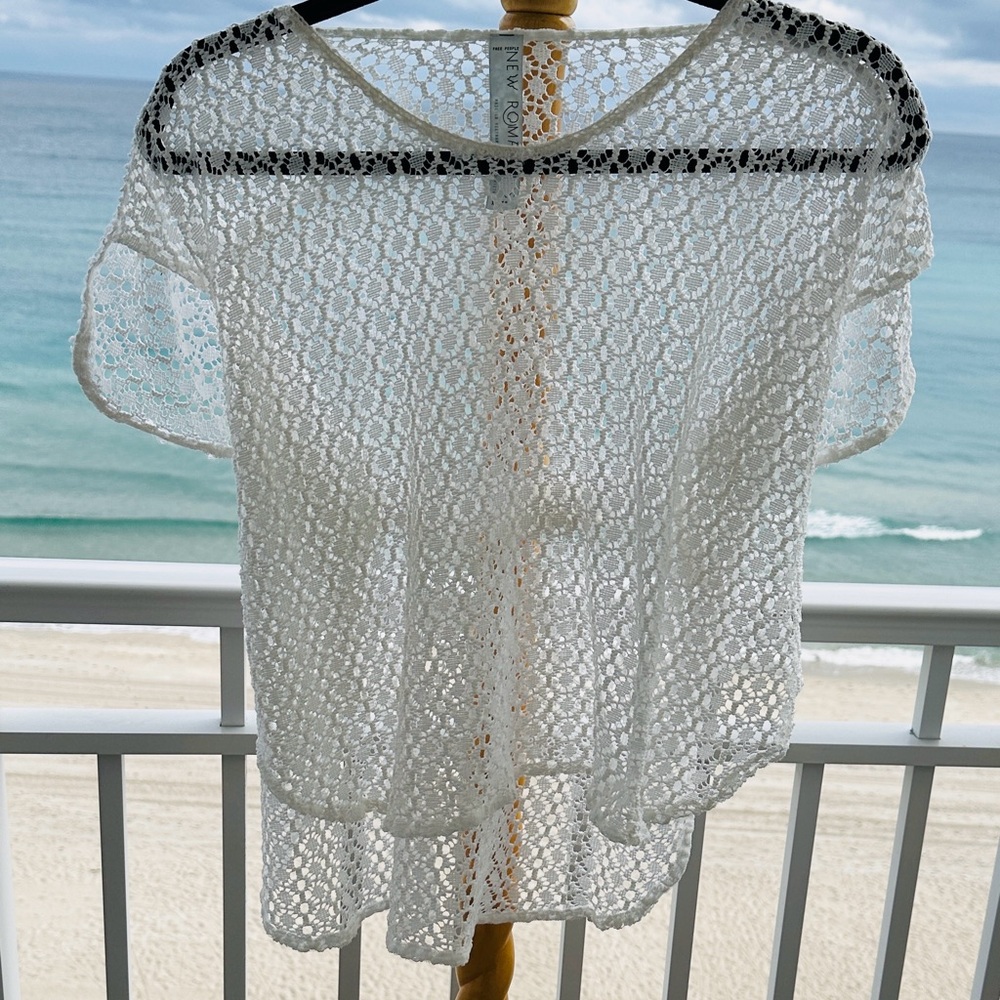 FREE PEOPLE NEW ROMANTICS Chic White Crochet Cover-Up top